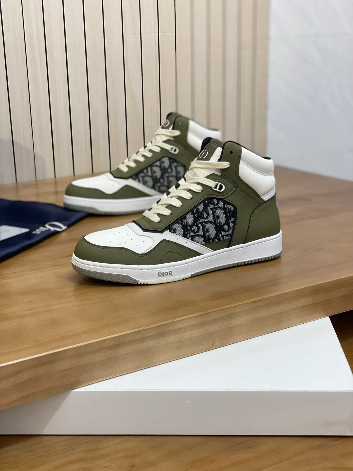 Men's shoes: 💰P460¥ Product trademark: Dior* "Dior*" high-top casual shoes Regular size: 38-44 (can be customized to 45.46) Product materials: Upper imported cowhide stitched with original fabric, breathable lining, original outsole. Number: 1006